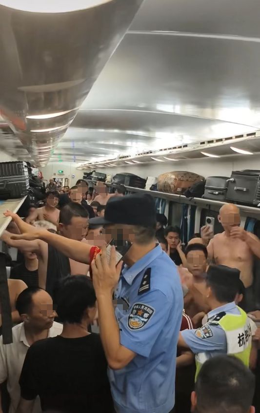 乘客晕倒后有人砸窗自救；西宁曹家堡机场：正介入调查AG真人平台机场摆渡车挤满人疑没开空调闷热难耐女(图2)