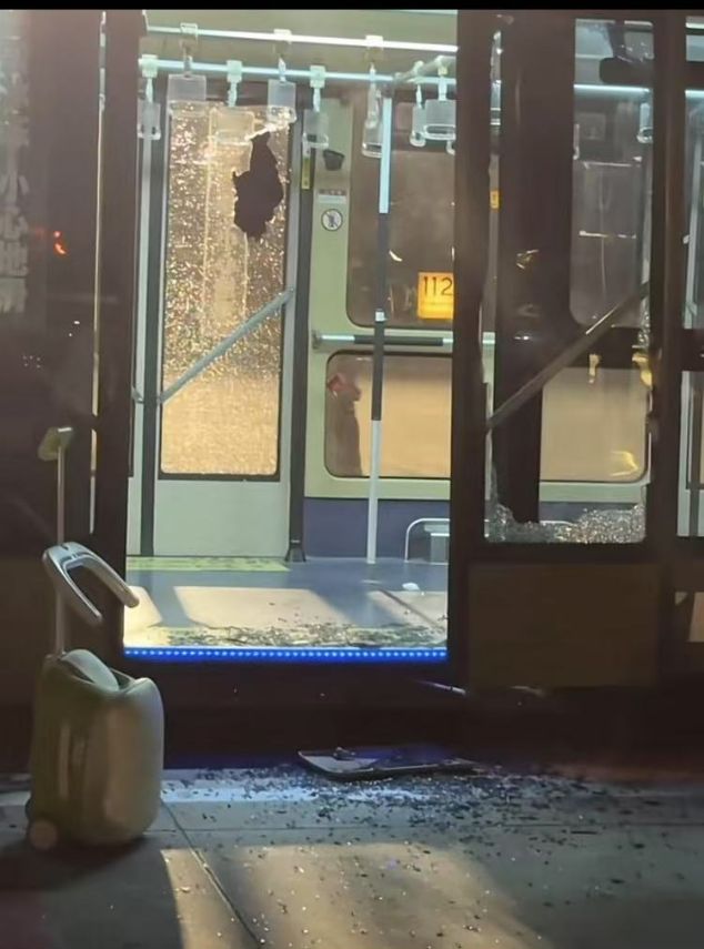 乘客晕倒后有人砸窗自救；西宁曹家堡机场：正介入调查AG真人平台机场摆渡车挤满人疑没开空调闷热难耐女(图4)