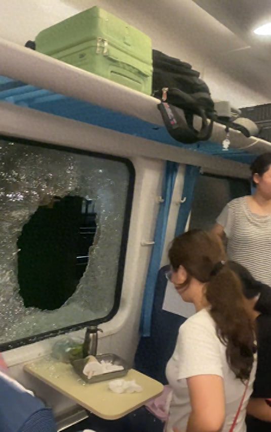 乘客晕倒后有人砸窗自救；西宁曹家堡机场：正介入调查AG真人平台机场摆渡车挤满人疑没开空调闷热难耐女(图1)