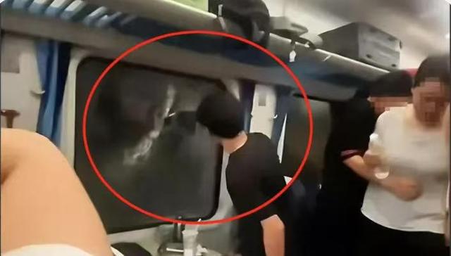 乘客晕倒后有人砸窗自救；西宁曹家堡机场：正介入调查AG真人平台机场摆渡车挤满人疑没开空调闷热难耐女(图6)