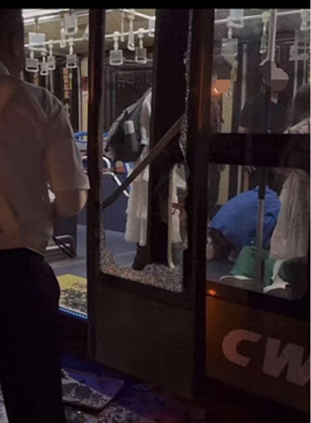 乘客晕倒后有人砸窗自救；西宁曹家堡机场：正介入调查AG真人平台机场摆渡车挤满人疑没开空调闷热难耐女(图5)