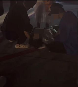 乘客晕倒后有人砸窗自救；西宁曹家堡机场：正介入调查AG真人平台机场摆渡车挤满人疑没开空调闷热难耐女(图7)