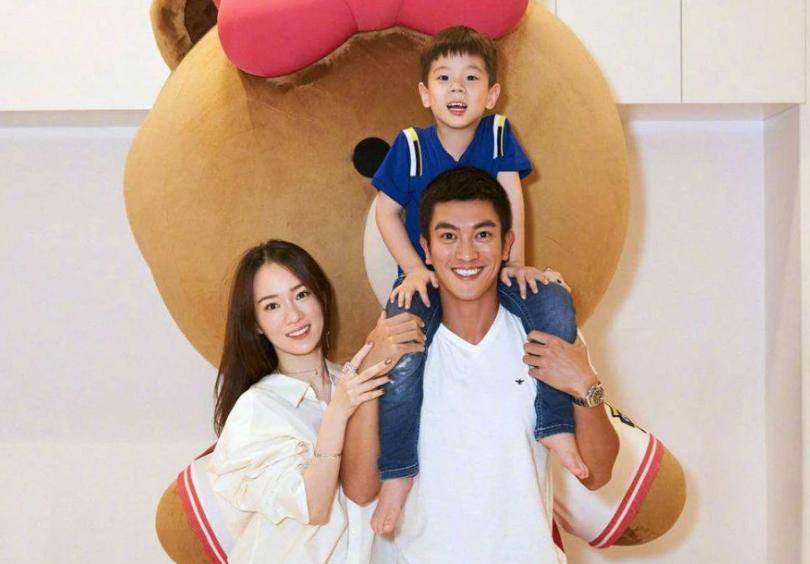 设造假杜江和霍思燕的体面还在吗？AG真人结婚10年从秀恩爱到人(图3)